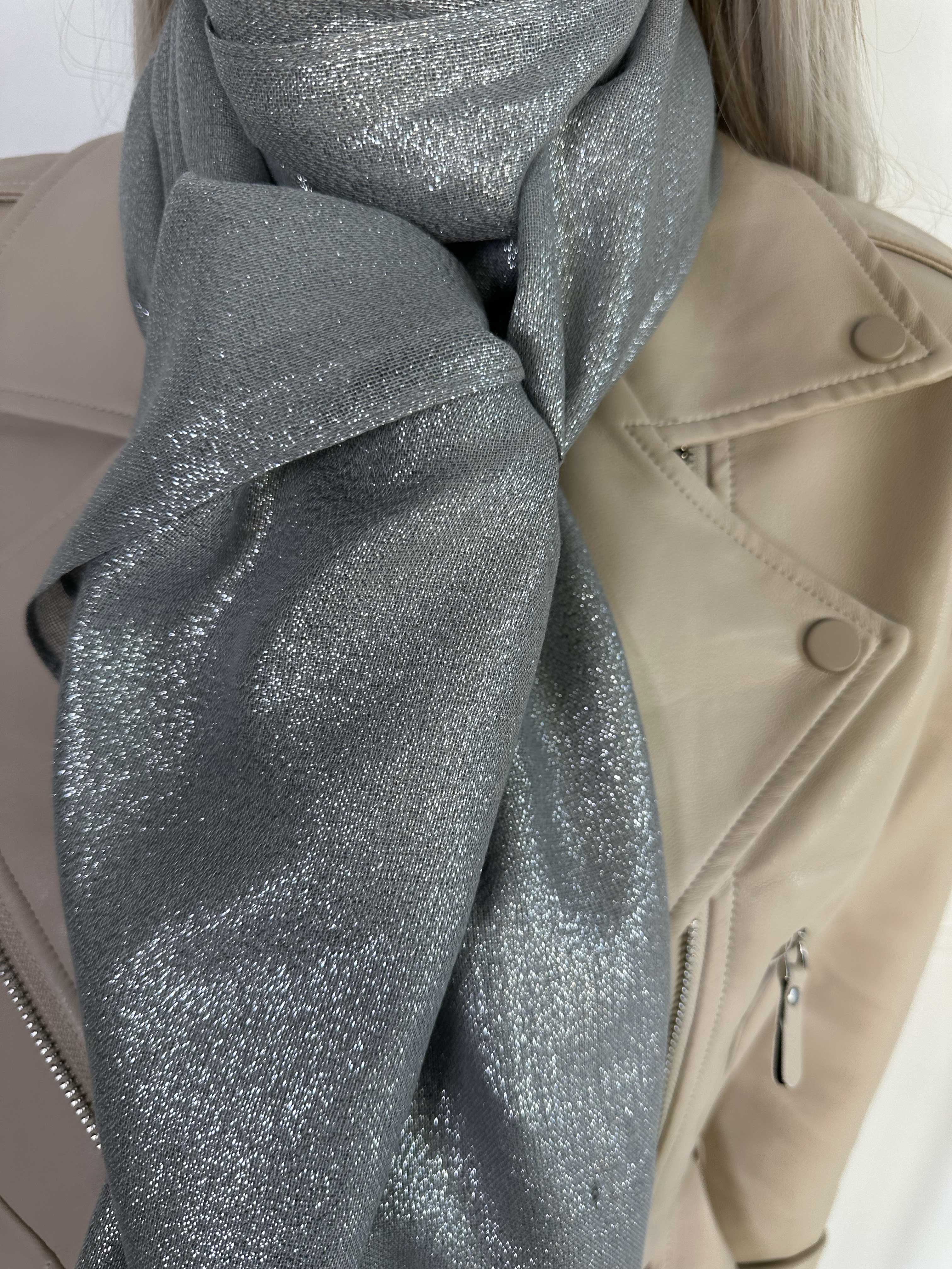 Emelia - Ljus scarf med glittertrådar